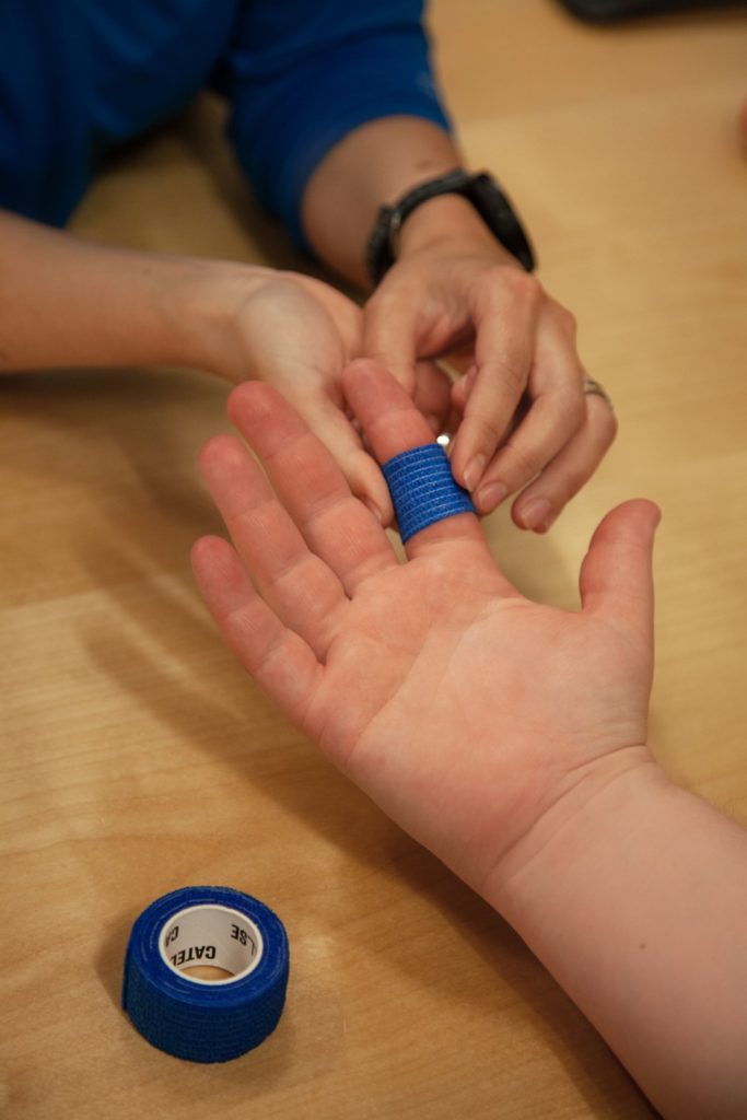 Tejpning av ett finger