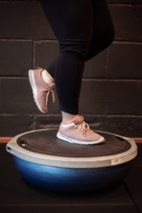 Balans med en fot på en balansboll