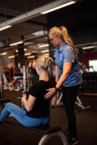 Instruktör ger råd vid träning