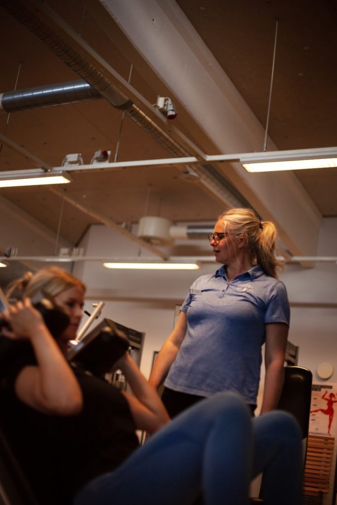 Person tränar och får råd av instruktör